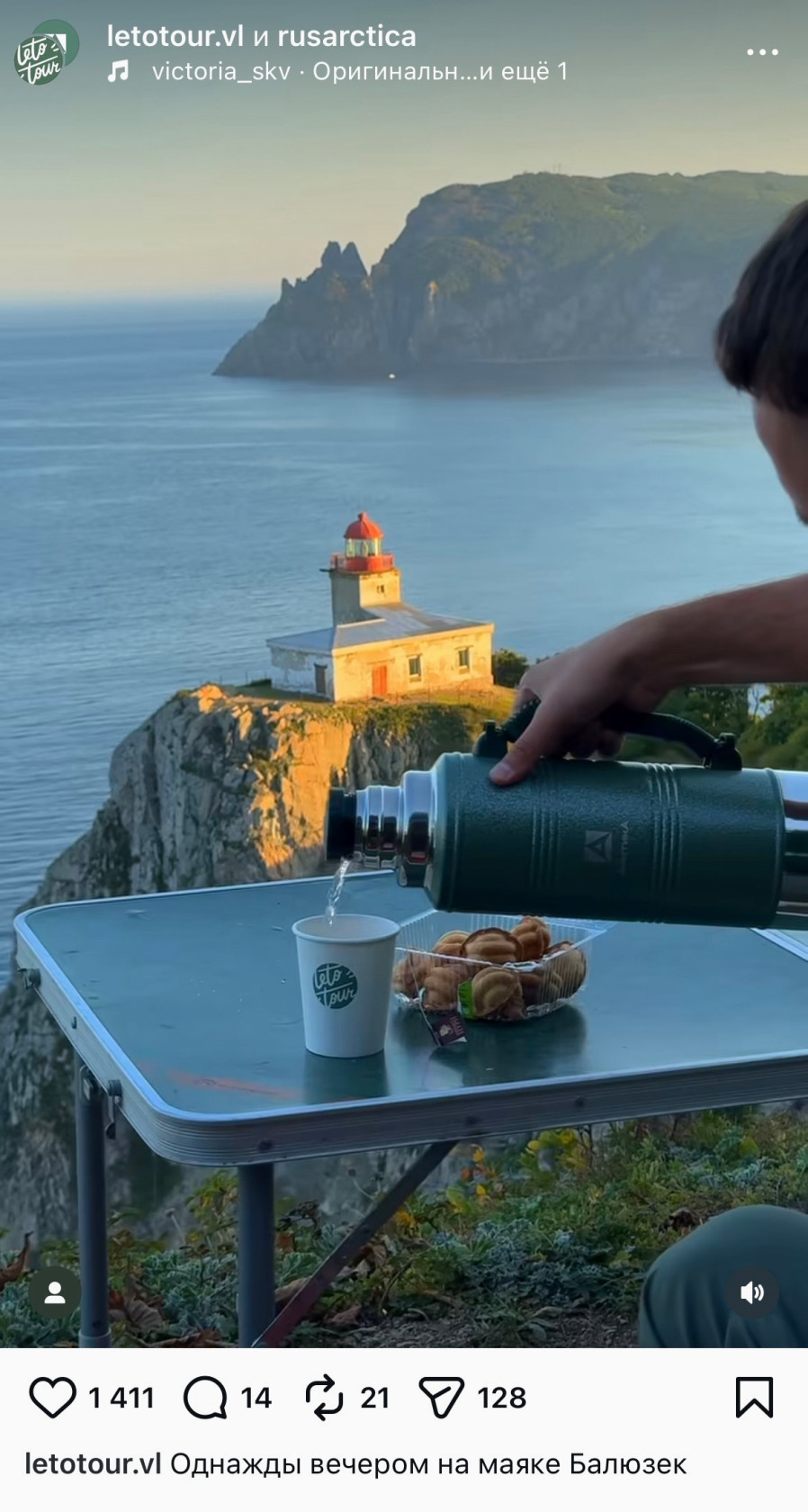 В кадре есть человек, действие и атмосфера. Поэтому он выглядит живым, а не рекламным.